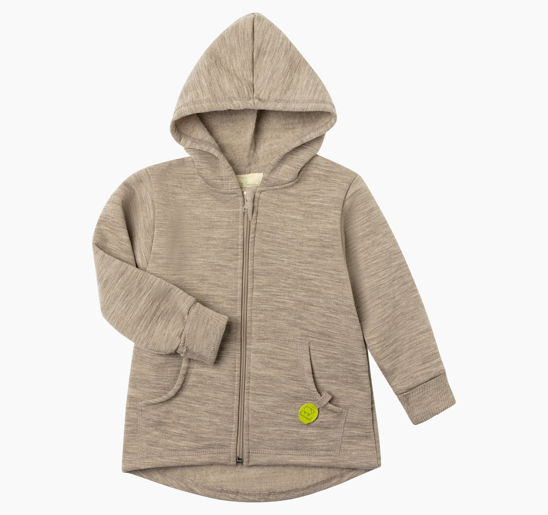 Kinderwolljacke aus süddeutscher Schurwolle von Merinolandschafen mit Zipfelkapuze sowie umschlagbaren, gerippten Bündchen an den Armen und kleinem Logo-Patch.