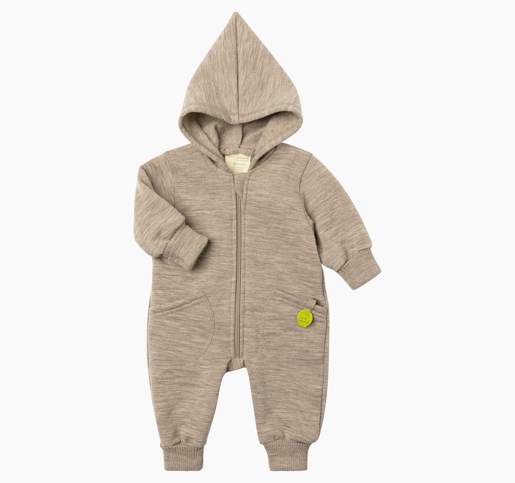 Babyoverall aus süddeutscher Schurwolle von Merinolandschafen mit Zipfelkapuze sowie umschlagbaren, gerippten Bündchen an den Armen und kleinem Logo-Patch.