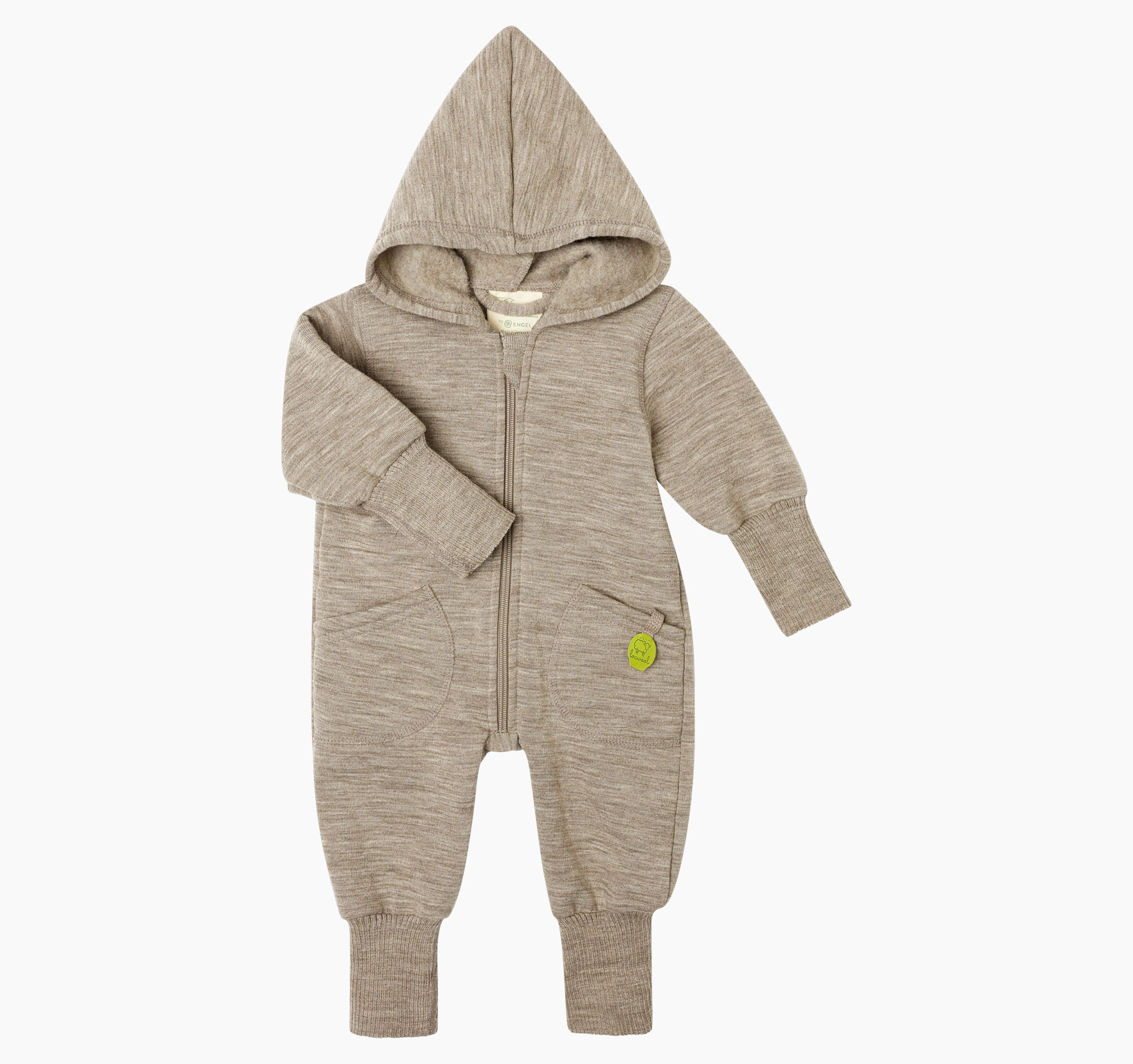 Babyoverall aus süddeutscher Schurwolle von Merinolandschafen mit Zipfelkapuze sowie umschlagbaren, gerippten Bündchen an den Armen und kleinem Logo-Patch.