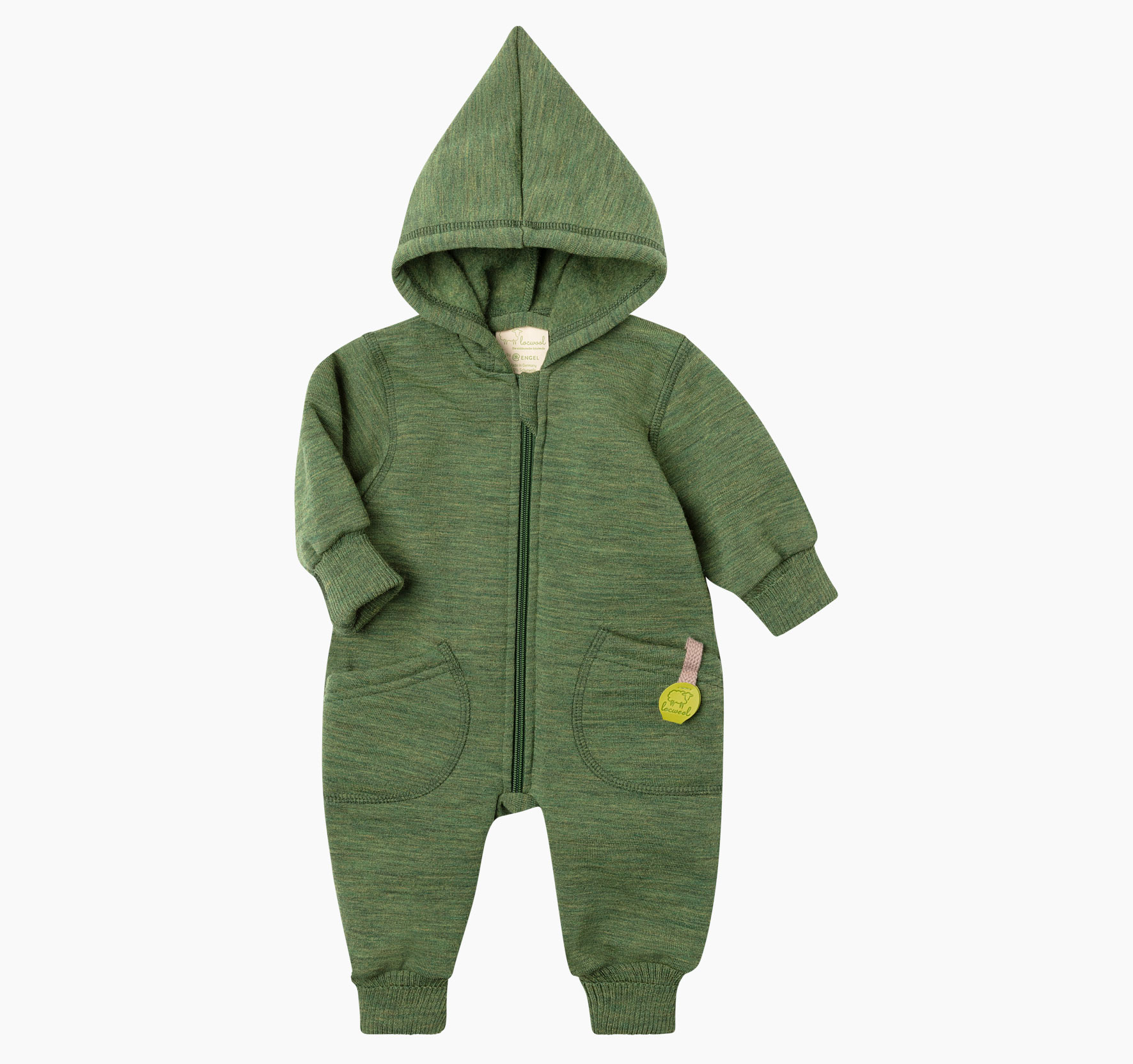 Babyoverall aus süddeutscher Schurwolle von Merinolandschafen mit Zipfelkapuze sowie umschlagbaren, gerippten Bündchen an den Armen und kleinem Logo-Patch.