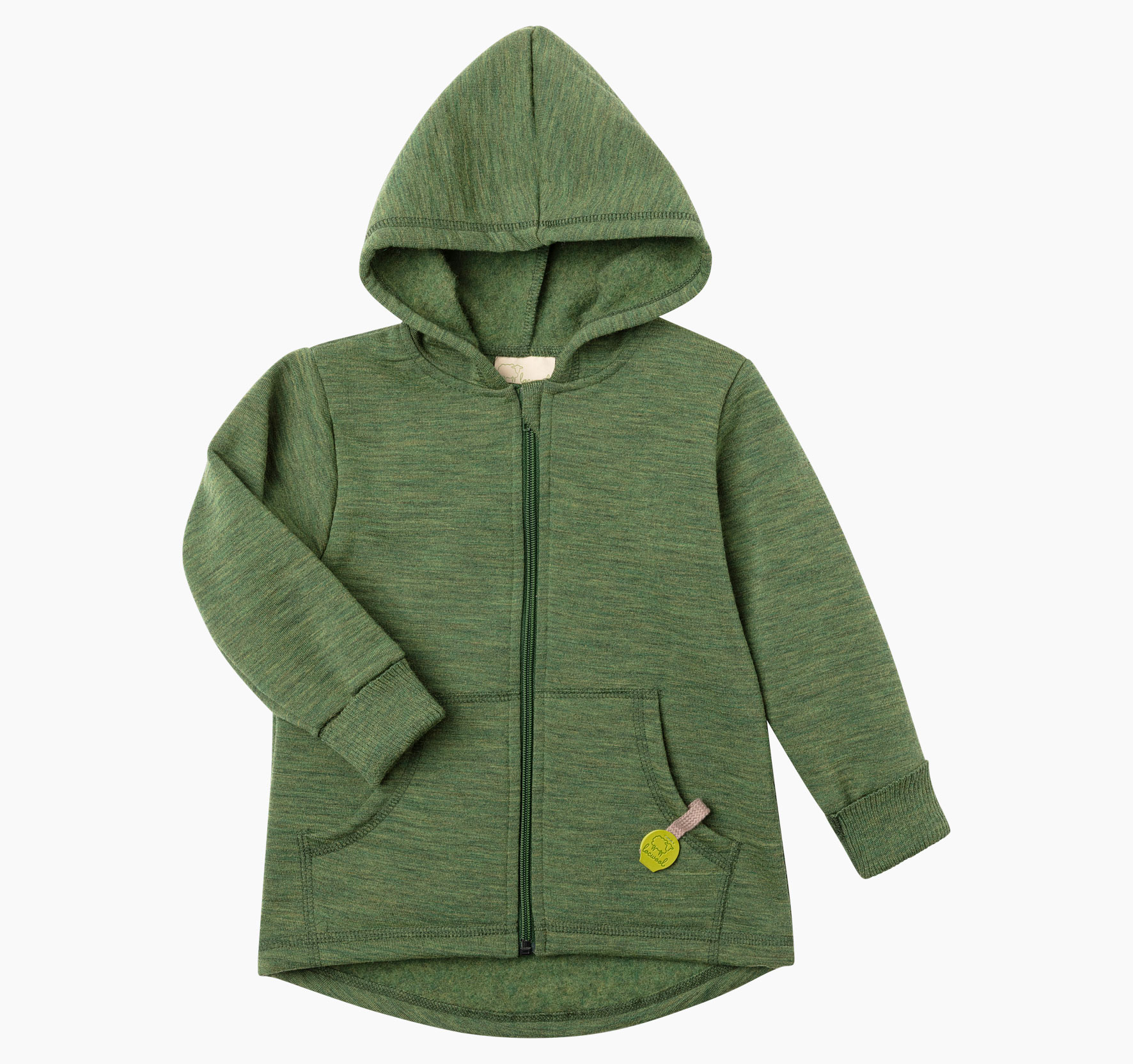 Kinderwolljacke aus süddeutscher Schurwolle von Merinolandschafen mit Zipfelkapuze sowie umschlagbaren, gerippten Bündchen an den Armen und kleinem Logo-Patch.