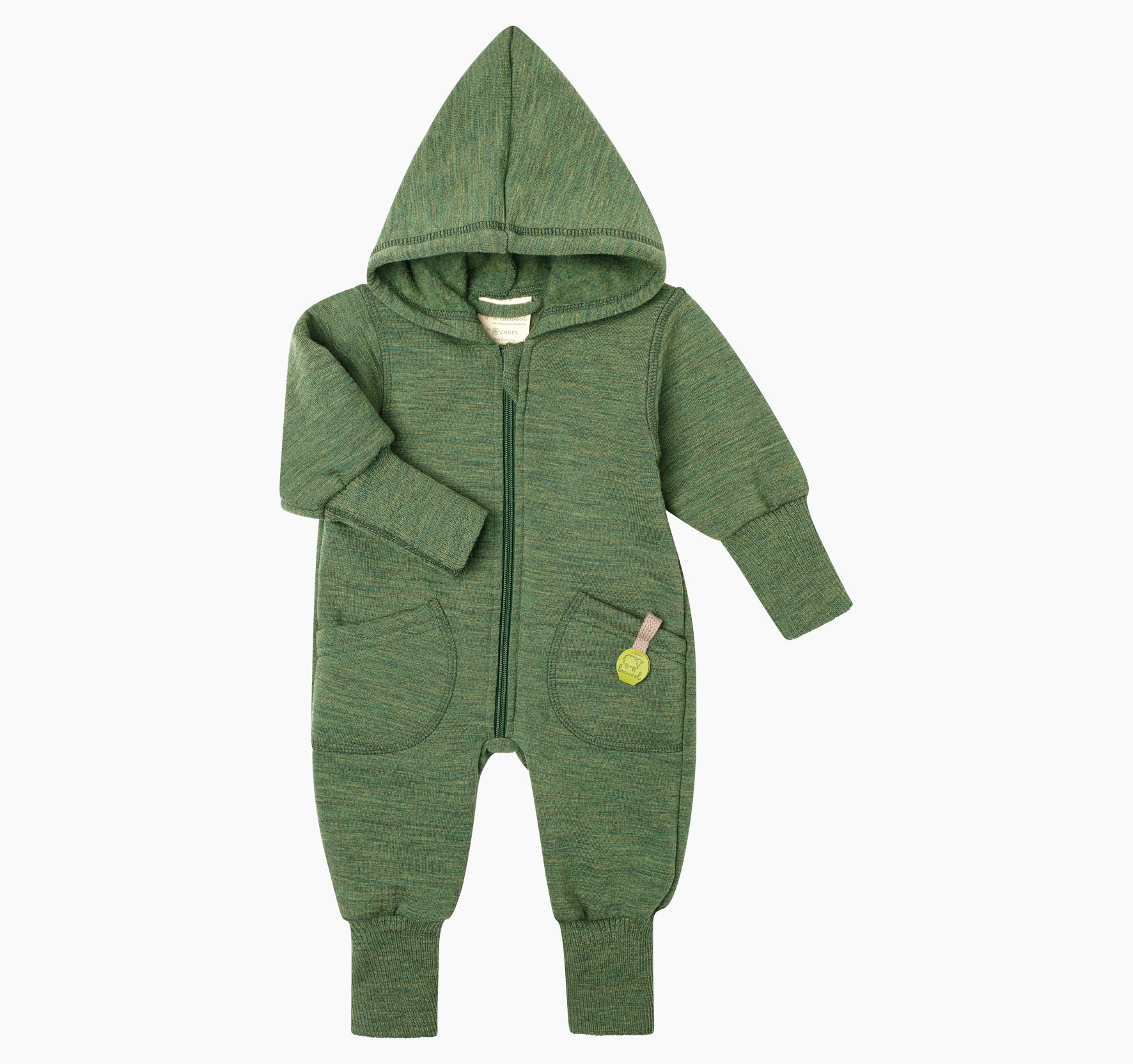 Babyoverall aus süddeutscher Schurwolle von Merinolandschafen mit Zipfelkapuze sowie umschlagbaren, gerippten Bündchen an den Armen und kleinem Logo-Patch.